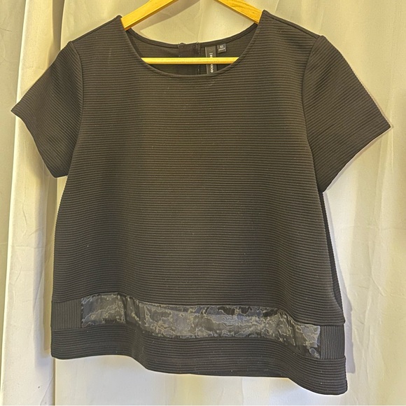 Boxy, black top with sheer lower hem - Picture 5 of 11
